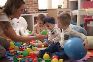 Padres inscribiendo a su hijo en una sala cuna